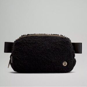 Lululemon Everywhere Belt Bag 1L Fleece in black - sold out!
